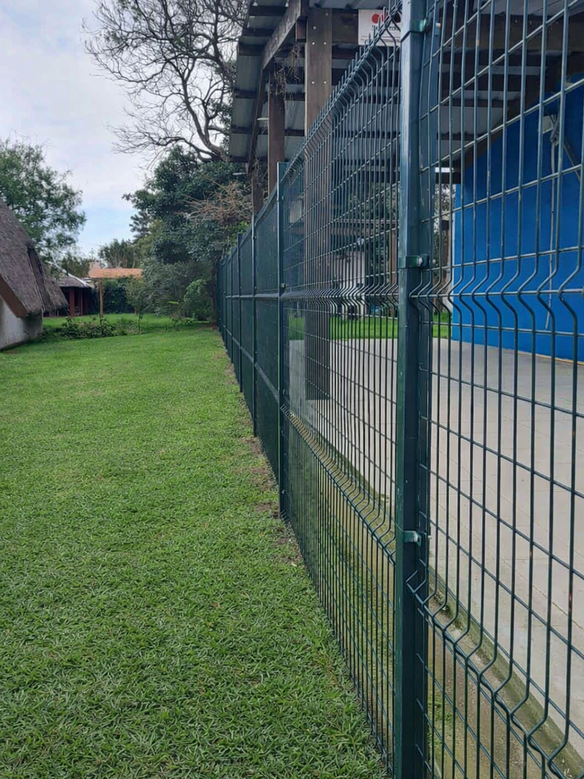 Predio Residencial Atlántida - portón vehicular