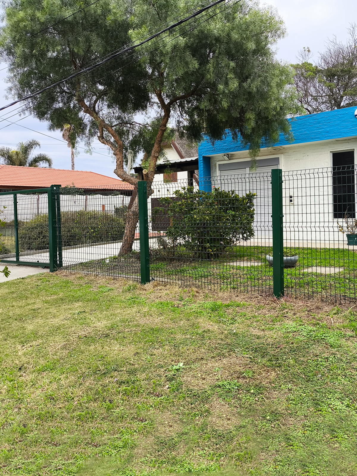 Predio Residencial Atlántida - portón vehicular