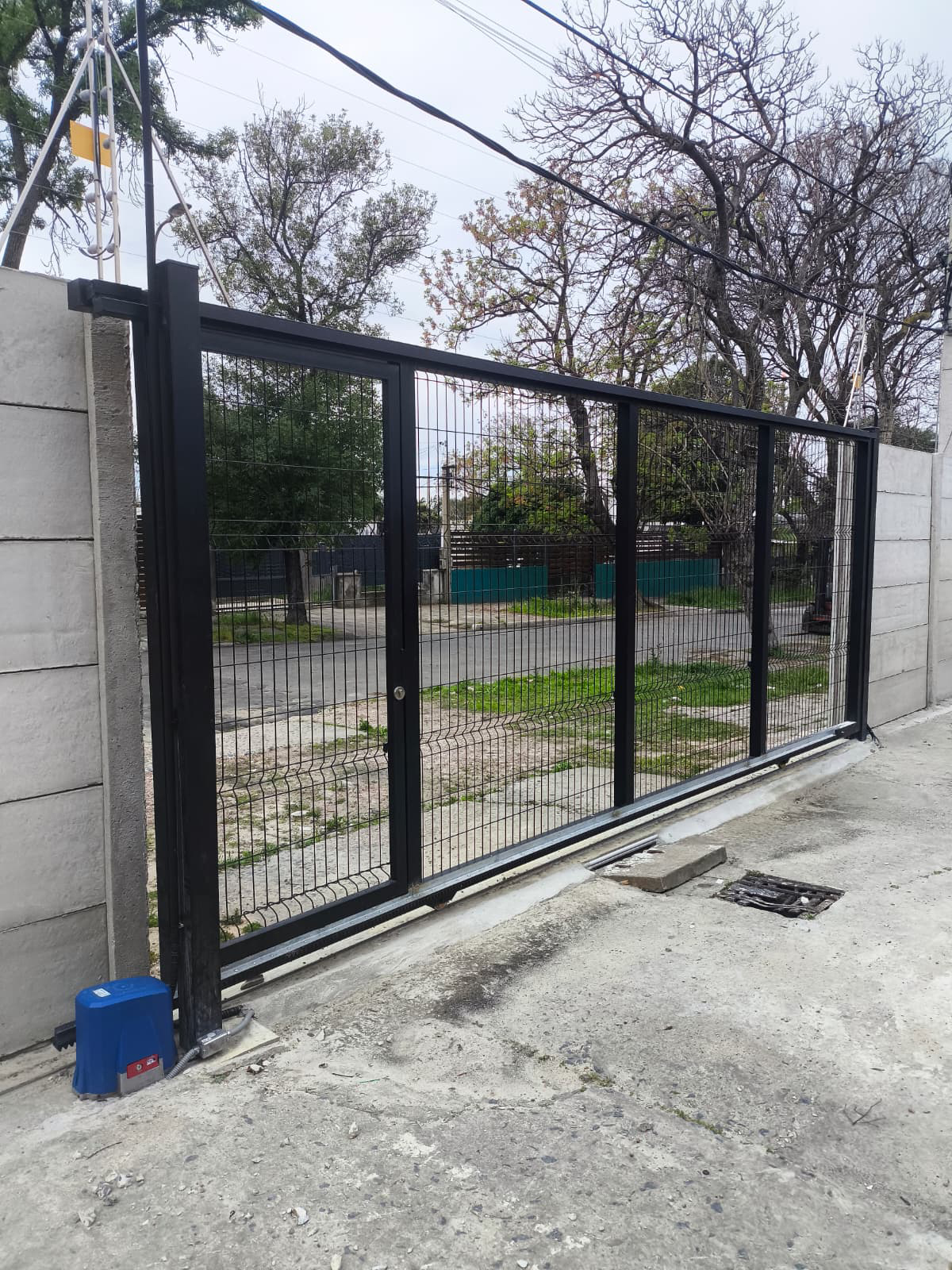 Predio Comercial La Teja - portones corredizos